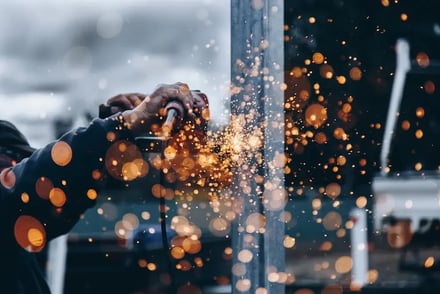 Explosion de poussière : pourquoi cela se produit-il et comment protéger votre entreprise
