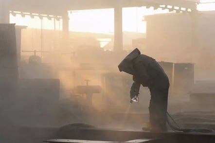 Sabbiatura: prevenzione dai rischi legati alle polveri generate