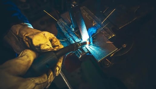 Fumées de soudage : l’importance de posséder un système d’aspiration efficace